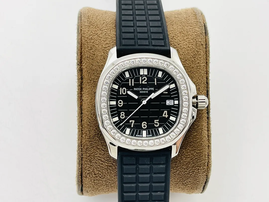 [PFF Factory2021 new masterpiece] The most powerful version of V2 is coming. The Patek Philippe AQUANAUT women's quartz series creates the best copy on the market, bringing the best experience on the entire network, heroic appearance, and luxurious collection! Welcome to the goddess tasting! 1⃣️【Case】 1.Watch size 35.6 mm X 9.5 mm! The rounded octagonal case is consistent with the original, maintaining the retro shape and exquisite workmanship. 2. The screw-in handle design and solid bottom cover structure are consistent with the original version. 3. The bezel is inlaid with 46 top-grade Swarovski crystals (1 carat) and the case is inlaid with 88 top-grade Swarovski crystals (1.91 carat) 2⃣️【Excellent details】 1. Made of natural composite rubber (Tropical) material consistent with the original, which is durable and wear-resistant, and can resist seawater erosion and ultraviolet radiation. 2. A perfect clone of Aquanaut’s classic folding clasp, even the very small corners are chamfered to ensure the original comfort. PFF Factory2021 ingenious masterpiece welcomes your tasting
